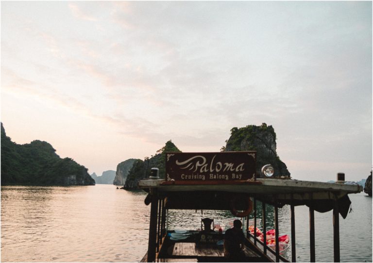 VIETNAM, Halong Bucht – an Deck inmitten eines Naturschauspiels.